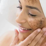 Een vrouw die koffiedik hergebruikt als cosmetica namelijk een gezichtsmasker