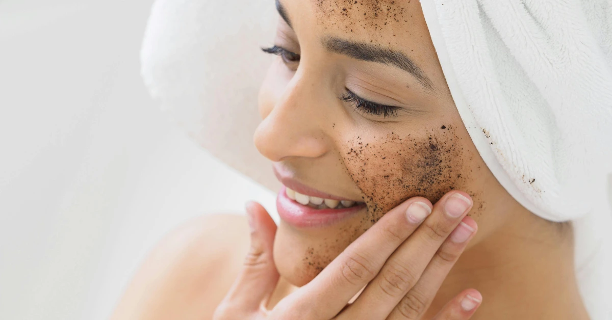 Een vrouw die koffiedik hergebruikt als cosmetica namelijk een gezichtsmasker