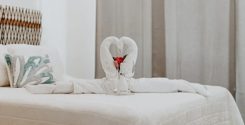 Handdoeken op bed in hotels zwanen