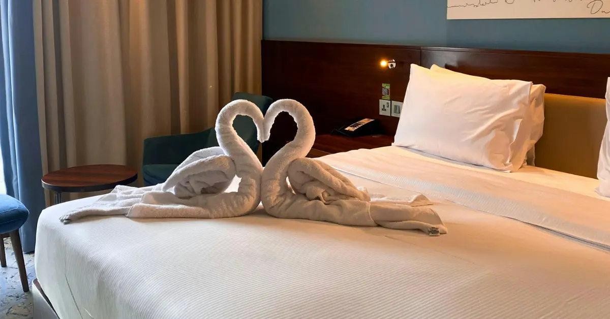 Handdoeken op bed in hotels: waarom ze in zwanen worden gevouwen