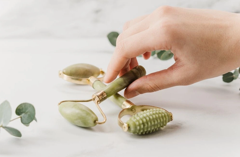 Een jade roller gebruiken voor lymfedrainage massage tegen gezwollen ogen